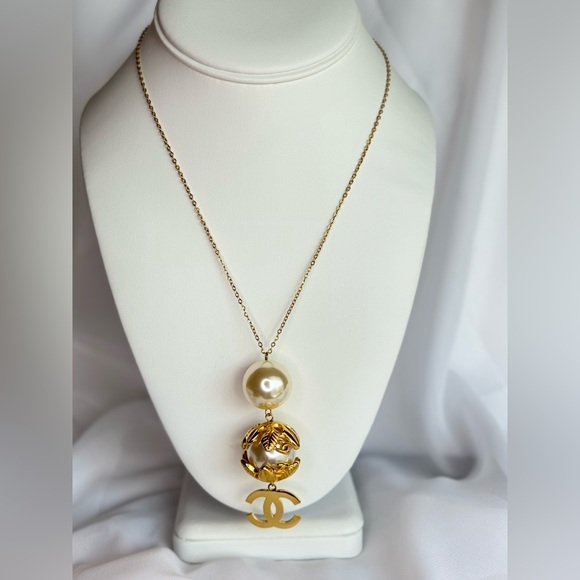 Chic Gold and Pearl Necklace - Picture 3 of 5